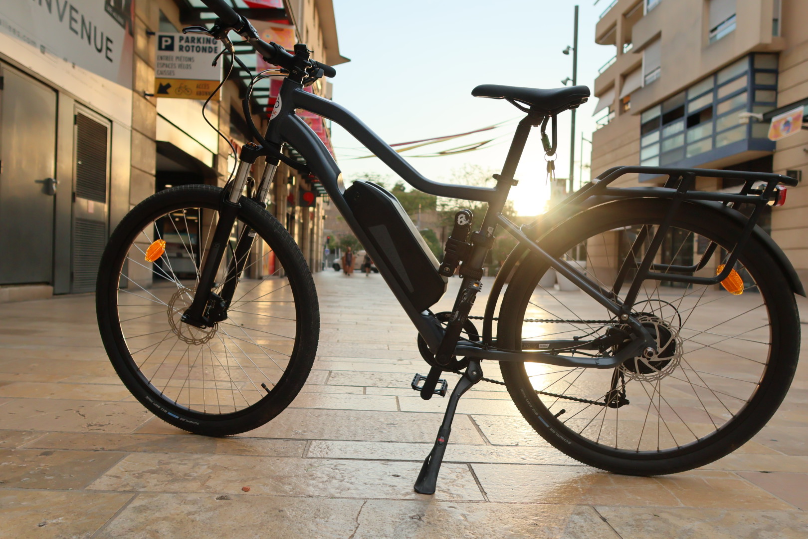Vélo dans un rue au coucher du soleil