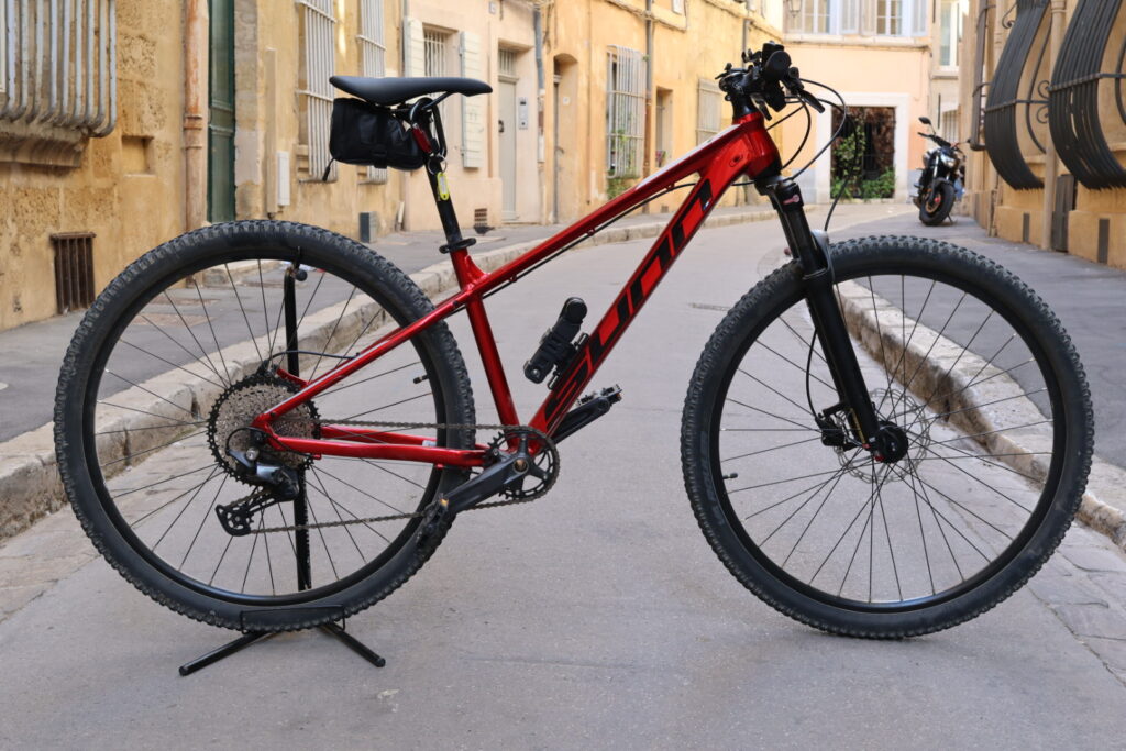 VTT musculaire dans une rue