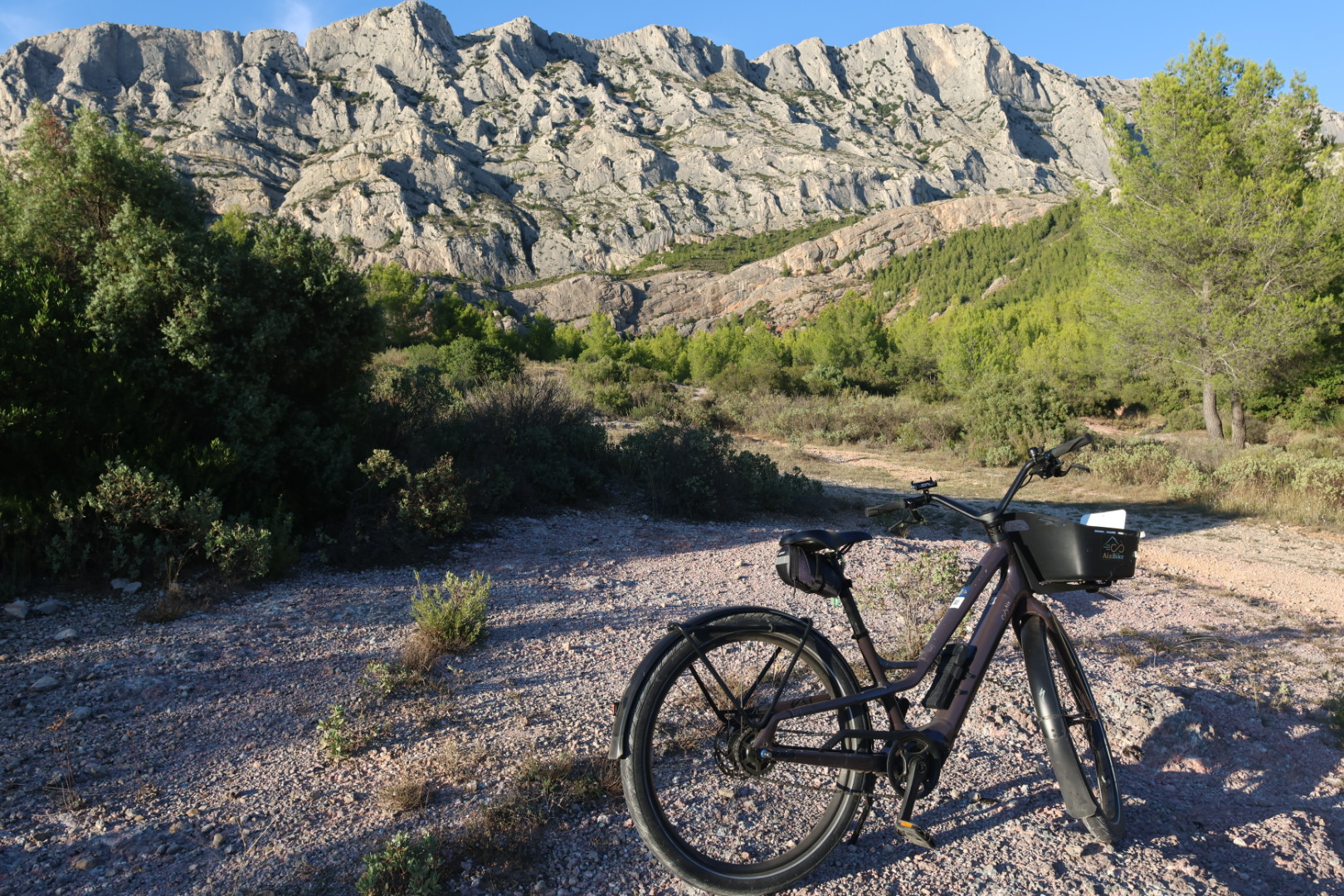 Un vélo dans un paysage évoquant le sud de la france