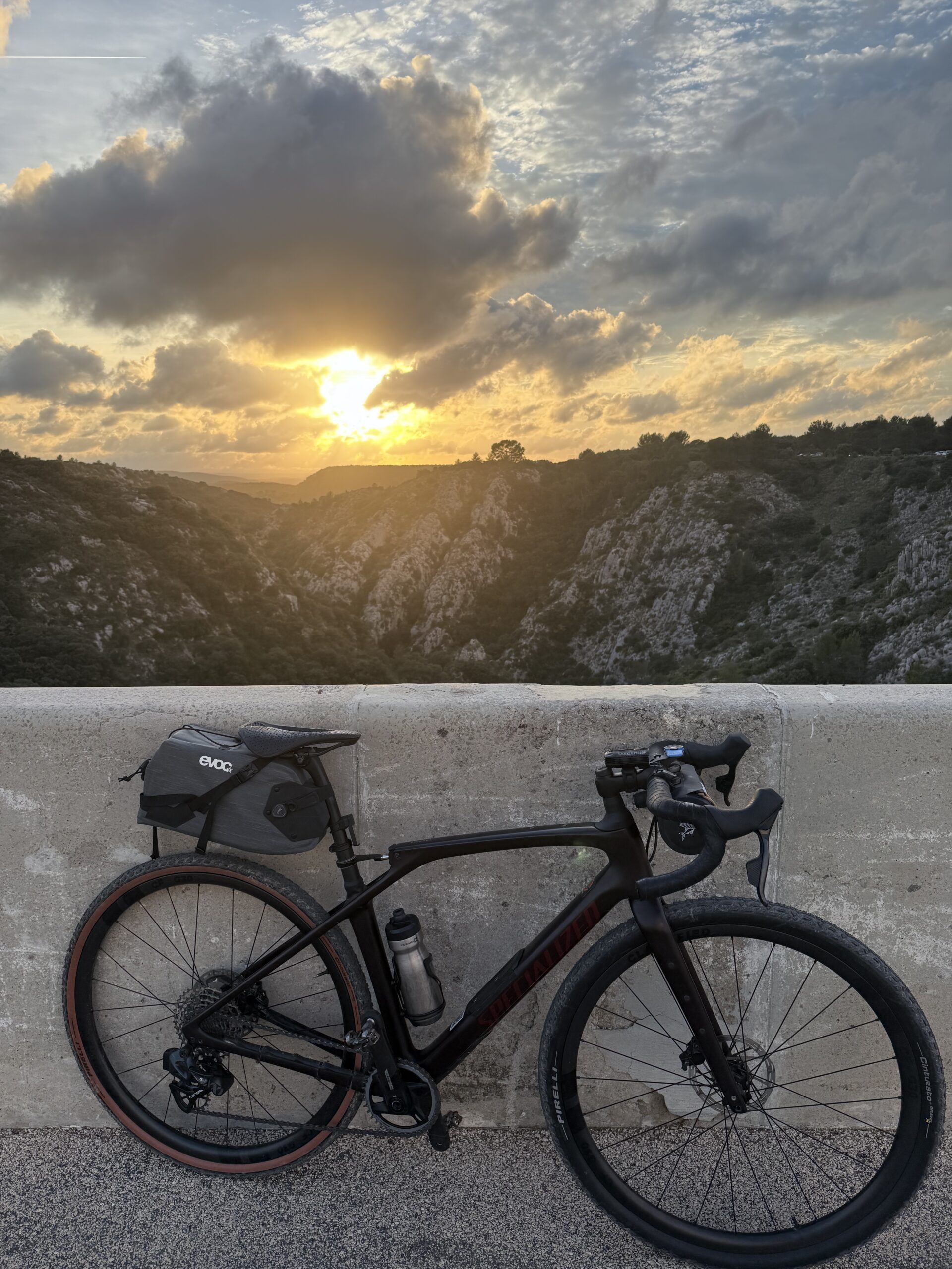 Vélo adossé à un mur devant un paysage provençal